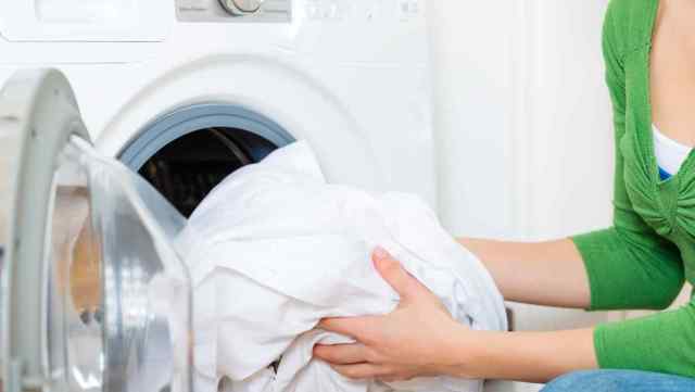 Можно ли стирать одеяло в стиральной машине. Как правильно стирать ватное одеяло, из шерсти, пуховое, бамбуковое, байковое, синтепоновое — инструкции