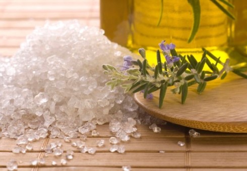 How to make a home scrub from sea salt