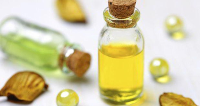 Терапевтични свойства на вазелин масло, композиция, полза, вреда. Как да кандидатствате Вазелин масло по време на запек. Възможно ли е да вазелин масло с новородено? Използване на вазелин Масло за коса - Рецепти