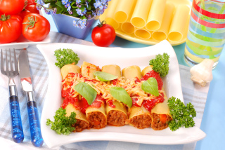 วิธีการปรุงอาหาร Cannelloni ด้วยเนื้อสับที่บ้าน สูตร Channeloni ที่มีทุ่งหญ้าสับละเอียดพร้อมรูปถ่าย วิธีการปรุงอาหาร Cannelloni ด้วยเนื้อสับ Multicooker ในกระทะ สูตรอาหารสำหรับ Sauces Cannelloni ที่มี minced