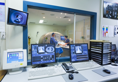 อะไรแสดงให้เห็นถึง MRI ของช่องท้อง วิธีเตรียมตัวสำหรับโพรง MRI ท้อง MRI ช่องท้องและพื้นที่ retroperitoneal ซึ่งอวัยวะที่ถูกสอบสวน