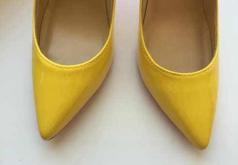 حذاء المرأة العصرية. ما لارتداء الأحذية الصفراء
