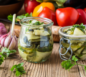 Saladas deliciosas de abobrinha em casa. Receitas passo a passo de saladas de abobrinha. Como preparar saladas de abobrinha para o inverno - receitas de espaços em branco