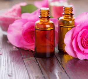 Egenskaper av Rose Essential Oil. Tillämpning av rosolja för ansikte, hår, kropp. Hur man gör rosor olja hemma