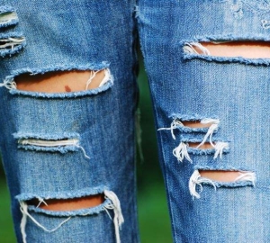 Ako urobiť roztrhané džínsy doma. Ako sa to robí, aby sa roztrhané džínsy krok za krokom, foto. Ako krásne a módne robia roztrhané džínsy