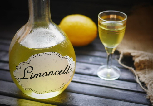 Jak udělat Lixer Lemoncelell doma. Nejlepší recepty nápoje Lemoncello krok za krokem s fotografií. Jak pít Lemoncello správně. Recepty koktejly s Lemoncello