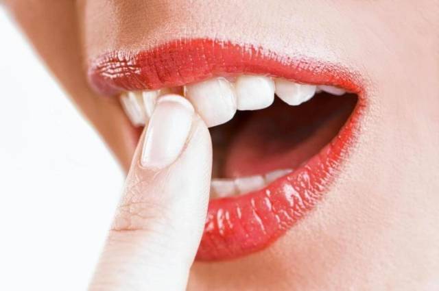 Πώς να ενισχύσετε τα εκπληκτικά δόντια στο σπίτι. Πώς να ενισχύσετε τα ούλα. Τρόποι για την ενίσχυση του σμάλτου των δοντιών