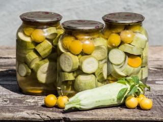 როგორ უნდა გაიაროთ zucchini სახლში. როგორ მარილი zucchini ზამთრის ბანკებში - ნაბიჯ ნაბიჯ რეცეპტები ფოტოები