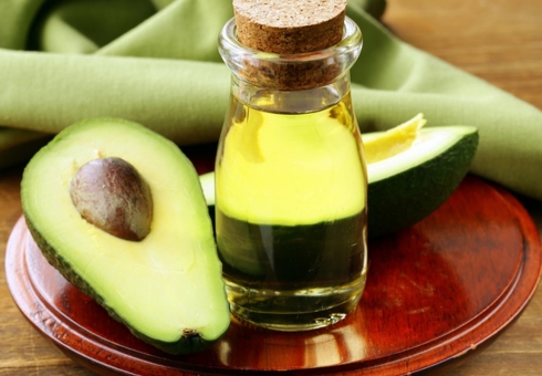 Vlastnosti a použití esterného oleje avokádo. Avokádo olej pro obličej, tělo, vlasy, oči, nehty, jídlo. Masky s avokádovým olejem