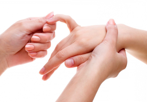 Cara membuat pijatan tangan dan kuas. Teknik yang melakukan tangan pijat anti-selulit untuk penurunan berat badan. Pijat tangan rehabilitasi setelah fraktur dan stroke