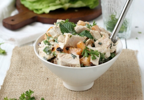 Deliziose insalate di pollo fatta in casa con funghi. Step-by-step ricette di insalate di pollo con funghi con le foto. insalate a sbuffo con pollo e funghi