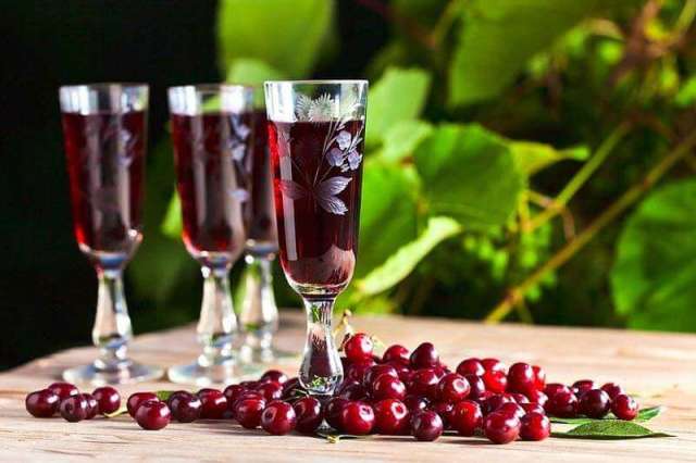 Cara membuat liqueur ceri di rumah. Repepty cherry minuman keras secara bertahap dengan foto. Apa yang harus minum brandy ceri