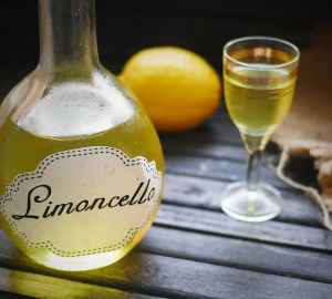 Как да направим Lixer Lemoncell у дома. Най-добрите рецепти за напитки Lemoncello стъпка по стъпка с снимка. Как да пием лимонцело правилно. Рецепти коктейли с лимонцело