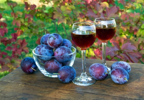 วิธีทำไวน์จากพลัมที่บ้าน สูตรอาหารสำหรับทำอาหารไวน์โฮมเมดจาก Plums ทีละขั้นตอนด้วยภาพถ่าย