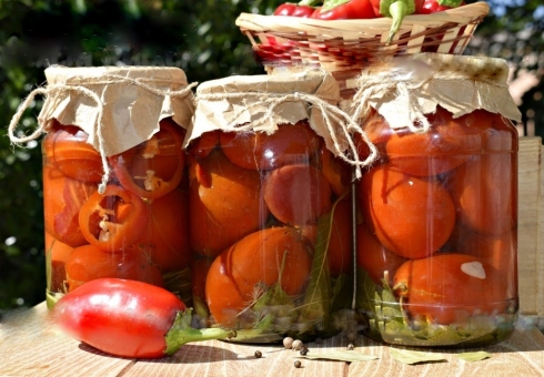 Rajčice s lukom zimi kod kuće. Korak-po-korak recepti od rajčice i luka zimi. Salate od rajčice s lukom za zimu