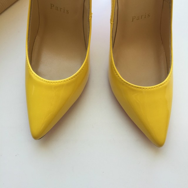 حذاء المرأة المألوف. ما ارتداء الأحذية الصفراء