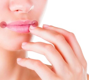 เลื่อยที่ริมฝีปากเป็นสาเหตุของการปรากฏตัวของสิ่งที่ขาดหายไป วิธีการรักษาอุปสรรค์บนริมฝีปากในผู้ใหญ่และที่รัก