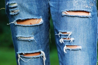 Como fazer jeans rasgado em casa. Como fazê-lo sozinho fazer passo calças de brim rasgadas a passo, foto. Como é belo e elegantemente fazer jeans rasgados
