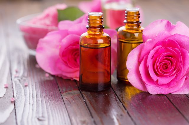 Egenskaper av Rose Essential Oil. Tillämpning av rosolja för ansikte, hår, kropp. Hur man gör rosor olja hemma