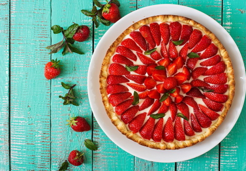 Recept av jordgubbstårta steg för steg med bilder. Hur man lagar en jordgubbspaj i ugnen, en långsam spis. Läckra pajer med jordgubbssylt