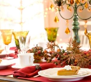 Cum de a decora o masă festivă cu mâinile tale. Cât de frumos decorează masa acasă pentru ziua ta de naștere, nunta, Anul Nou