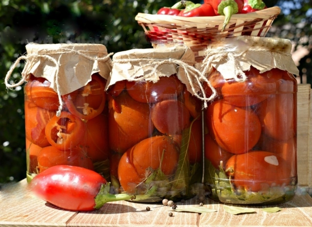 الطماطم مع القوس لفصل الشتاء في المنزل. وصفات خطوة بخطوة من الطماطم والبصل لفصل الشتاء. سلطات من الطماطم مع القوس لفصل الشتاء
