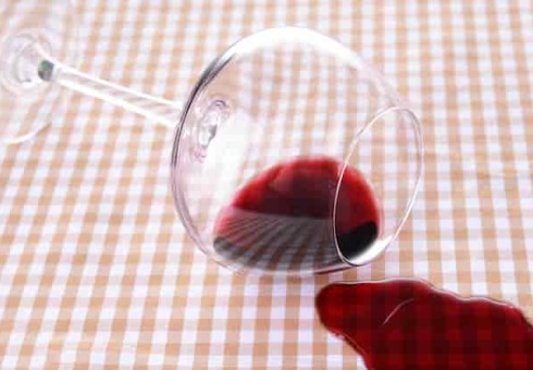 วิธีการล้างคราบจากไวน์แดงที่บ้าน กว่าที่คุณสามารถลบคราบจากไวน์แดง