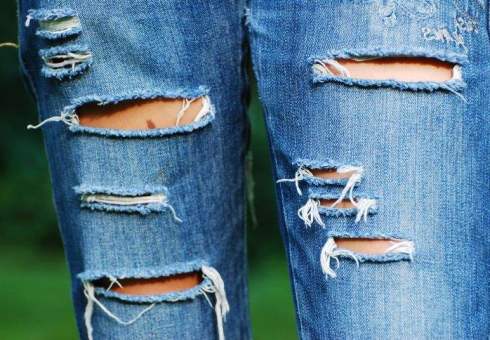Ako urobiť roztrhané džínsy doma. Ako sa to robí, aby sa roztrhané džínsy krok za krokom, foto. Ako krásne a módne robia roztrhané džínsy