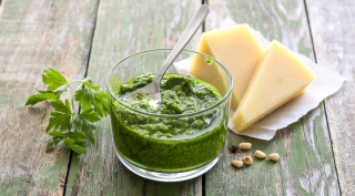 Pesto სოუსით: გემრიელი რეცეპტი ეტაპობრივად ფოტოებით. როგორ საზ pesto სოუსით სახლში. რა ჭამა pesto სოუსით, კერძები pesto სოუსით